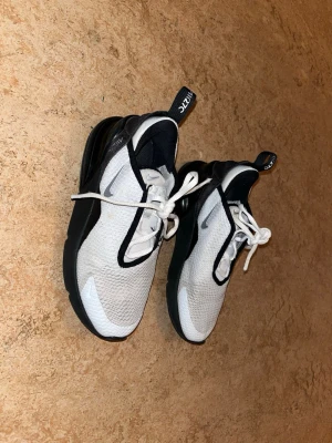 Nike Air Max 270 vita sneakers - Öppet för prisförslag! Skriv gärna ifall ni har frågor passar storlek 34,35. Snabb frakt 📦 