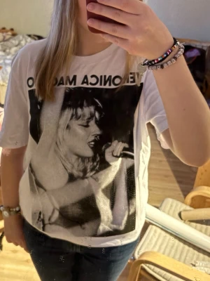 Oversized t-shirt med Veronica Maggio. - Cool vit oversized t-shirt med stort svartvitt tryck av Veronica Maggio på framsidan.☘️ Köpt sommarn 2025 på hennes konsert i Furuvik. Nästintill oanvänd. 🫰Tröjan är i storlek M men är väldigt oversized så jag skulle säga att den är i storlek L