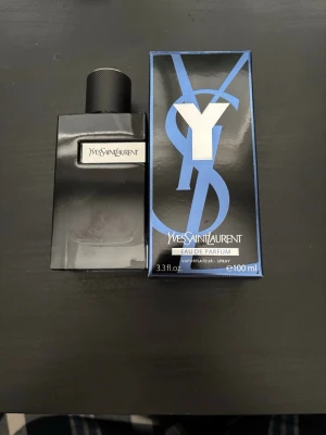 Yves Saint Laurent Y Eau de Parfum 100ml - Y Eau de Parfum från Yves Saint Laurent i en elegant svart glasflaska. En perfekt daily wear och för dig som vill få komplimanger. Haft på mig den och den höll i cirka 8h. Till och med lite efter jag har duschat!