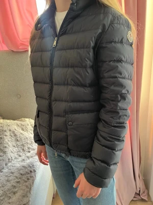  Moncler jacka - Moncler jacka lans i färgen midnight blue storlek 4 pris kan diskuteras🩷