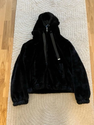 Fuskpäls jacka - Säljer då den inte kommer till användning. Den är 100% polyester.