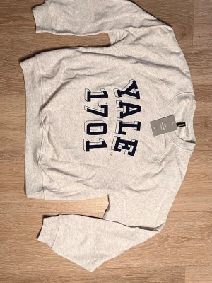 Yale tröja - HELT NY! Yale tröja från H&M i storlek M 🍋