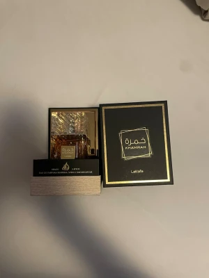 Lattafa Khamrah Eau de Parfum - Säljer Lattafa Khamrah parfym har aldrig använd den. Luktar riktigt got både tjej och killar kan använda den. 