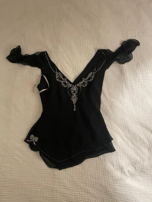 Svart festblus - Svart blus med paljetter strl S
