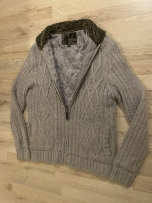 Fodrad stickad cardigan - Väldigt fet fodrad stickad cardigan med päls och fint mönster. Passar perfekt till kallare väder. Priset kan såklart diskuteras!