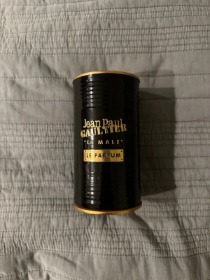 Jean Paul Gaultier Le Male Le Parfum - Snygg parfym från Jean Paul Gaultier, Le Male Le Parfum. Flaskan kommer i en svart och guldig cylinderformad metallförpackning med stilren design. Det återstår cirka 50% av den, vilket man kan se på sista bilden. Från början var det 75ml.
