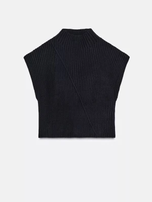 Svart ribbad croppad polotopp - En marinblå ribbad croppad polotopp med korta ärmar och hög hals. Toppen har en modern, boxig passform och är tillverkad i ett stickat material som känns både mjukt och trendigt. Perfekt att styla med jeans eller kjol för en cool look. Storlek M men sitter som en S