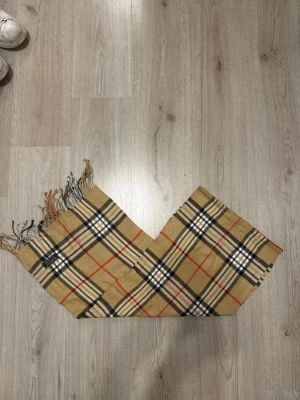  Burberry Scarf - Schysst burberry scarf men unika delatljer. Passar sig som vill sticka ut med din outfit, vid mer frågor skriv i Dm
