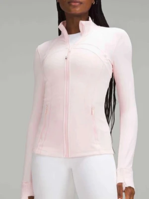 INTRESSEKOLL! Ljusrosa zip-jacka från Lululemon - Intressekoll!!  Sportig ljusrosa zip-jacka från Lululemon med hög krage, figurnära passform och långa ärmar med tumhål. Tillverkad i stretchigt funktionsmaterial som andas. Perfekt för träning eller som ett extra lager på väg till gymmet. Aldrig använd utan prislapp. Råka beställa fel storlek