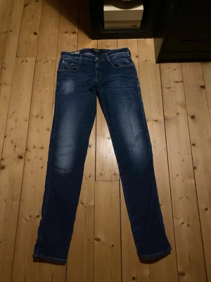 Replay Anbass  - Schyssta replay jeans i mycket bra skick. Nypris 1800 mitt pris 449. Storlek 29 men sitter som 30-31. Skriv vid frågor och pris kan diskuteras 