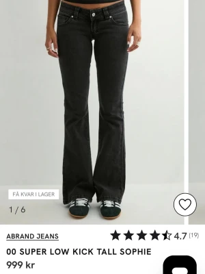 Svarta bootcutjeans från Abrand - Snygga svarta bootcutjeans från Abrand Jeans, modell 00 Super Low Kick Tall Sophie. 