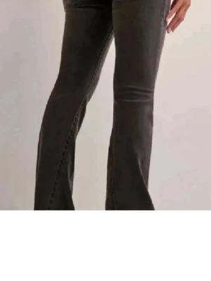 True religion jeans joey mörkgråa - Ett par helt oanvända true religion jeans i modellen joey alltså bootcut. Mörkgråa i storlek 25/32.