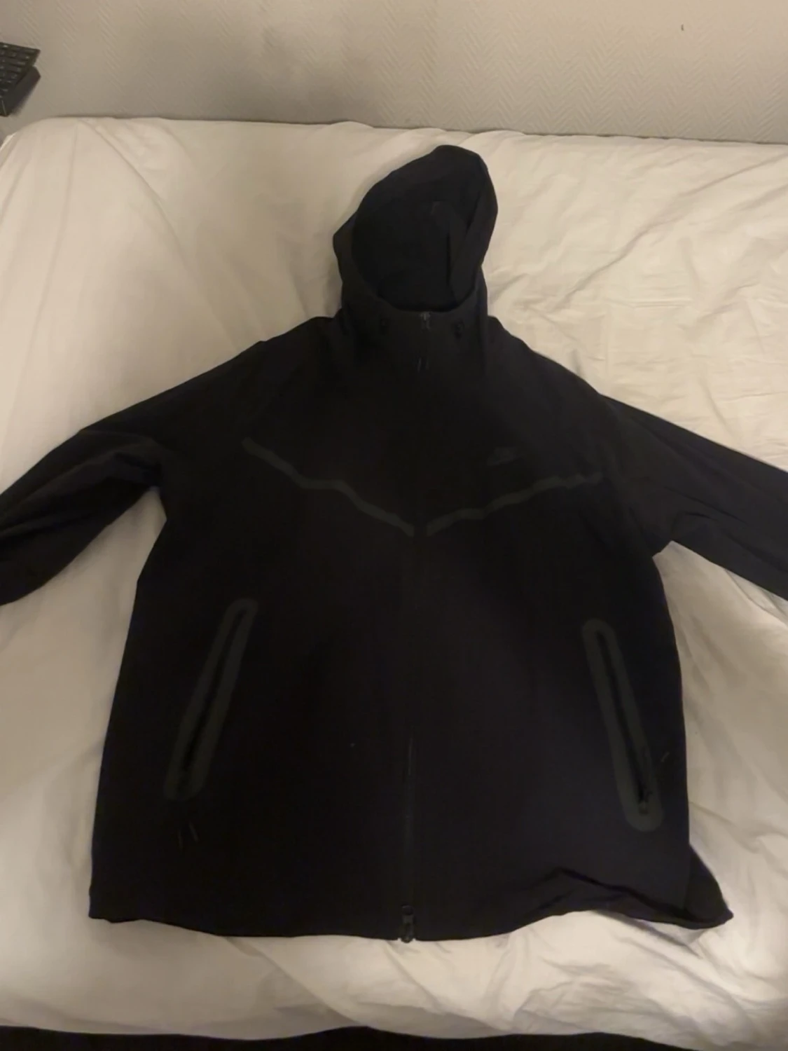 Svart vindjacka med huva