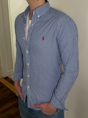 Blårutig skjorta från Ralph Lauren - Fet skjorta från Ralph lauren i bra skick. Storlek S slimfit 