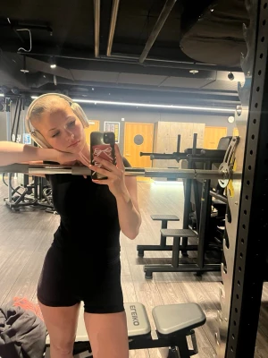 Svarta gymshark shorts 3x - Säljer mina 3 gymshark shorts (corset seamless shorts)🥰shortsen är limited edition och finns inte att köpa längre🙈dom är i bra skick och är i storlek S. Skriv om du har frågor🥰💕