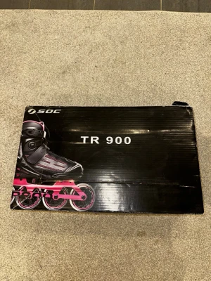 SOC TR 900 inlines storlek 39 - Säljer ett par SOC TR 900 inlines i svart och rosa. Snygg design med stabil sko och fyra hjul för smidig åkning. Perfekta för dig som vill cruisa runt i stan eller träna utomhus. Passar dig som gillar sportig stil och vill ha något bekvämt och coolt. Skriv över det minsta lilla eller över den minsta funderingen!🔥🔥