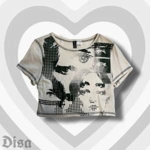 magtröja med tryck - supercool magtröja. för liten på mig, står storlek S men skulle säga att den sitter som XS. väldigt kort.