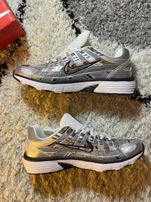 Nike p-6000 silver  - Helt nya Nike p-6000 storlek 43 silver