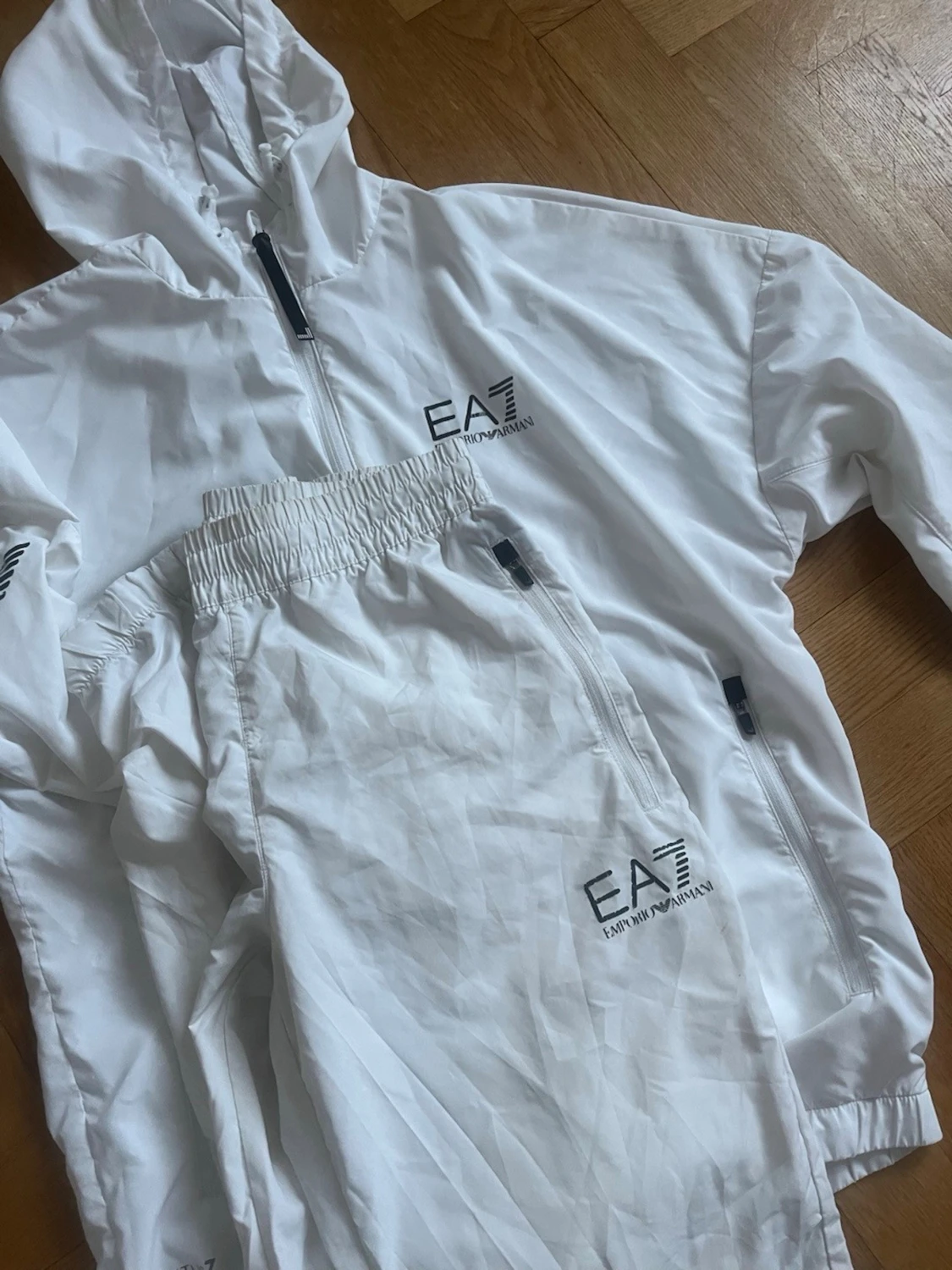 Vit jumpsuit från Emporio Armani EA7