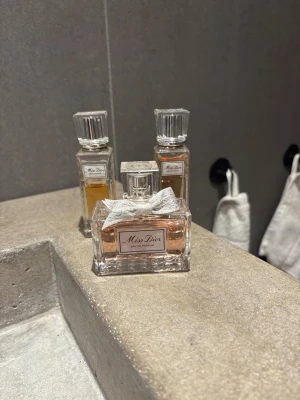 Miss Dior Eau de Parfum set - Säljer ett set med tre Miss Dior-parfymer från Dior. Perfekt för dig som älskar lyxiga dofter.