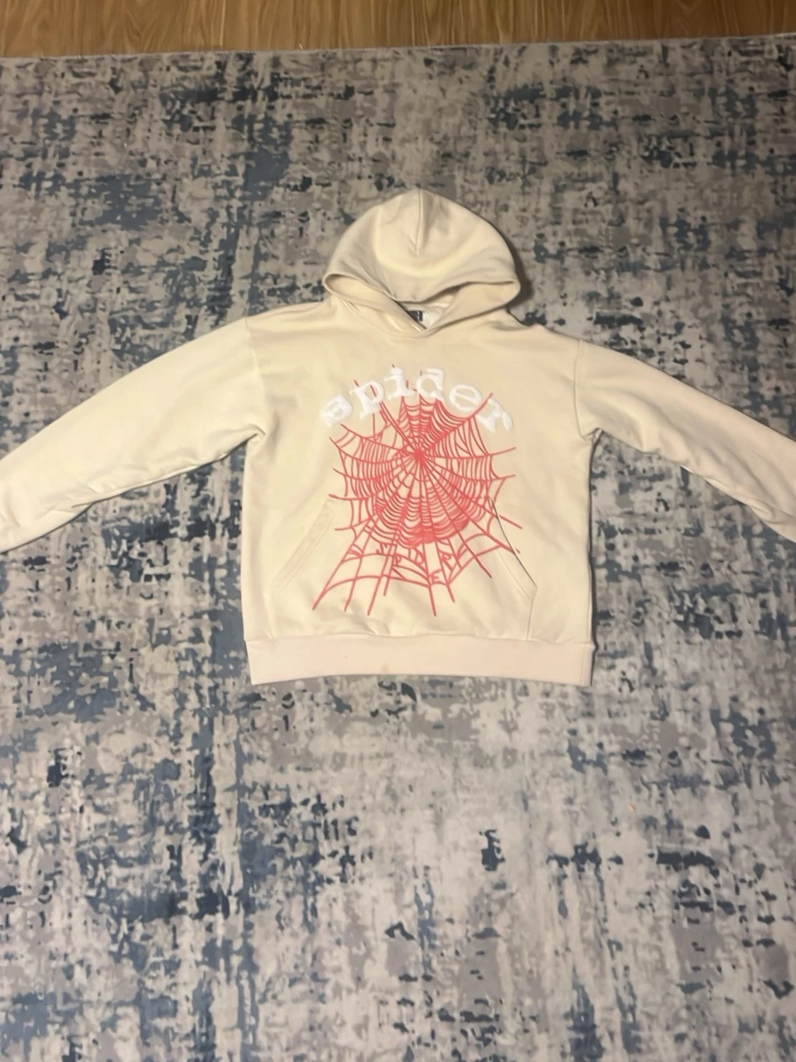 Beige hoodie med spindelnätsprint