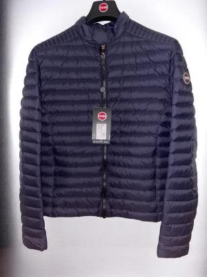 Colmar jacka  - Hej säljer nu denna helt nya Colmar jacka som är perfekt inför våren. Den är i storlek 48 vilket motsvarar small. Modellen heter 1221R. Orginal pris=3500 mitt pris 2000kr. Hör av dig vid frågor 