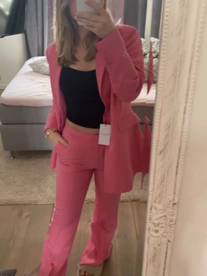 Kostym sett - Använd endast en gång, från M&Q