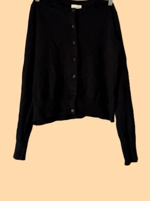 Svart basic kofta med knappar - Skön och snygg att ha på sig! 
