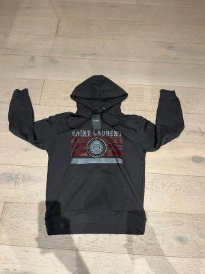 Saint Laurent hoodie - En skön grå hodie ifrån saint Laurent den är bekväm perfekt inför våren som kommer 