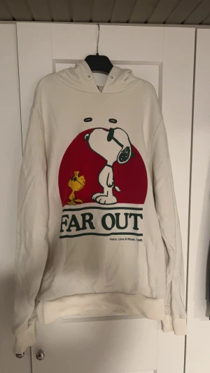 Snoopy hoodie - Vit hoodie med Snoopy på bröstet samt texten 'FAR OUT'. Från märket Iceberg, nypris 3500kr 