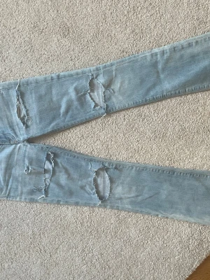 Lågmidjade jeans - Så fina! Slitna i skrevet eftersom jag sytt om de mer lågmidjat 💗