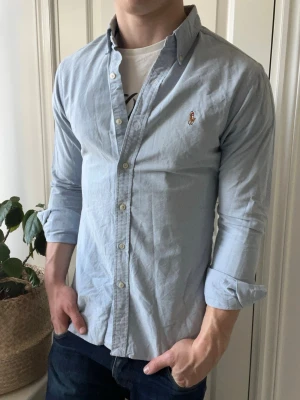 Ralph lauren skjorta  slim fit  - Ralph lauren skjorta, Inga defekter! Modellen i bilderna är 180 cm 75 kg och bär Storlek S , Kom med frågor! 🌟 (Kan gå ned i pris vid köp av paket 😉) 