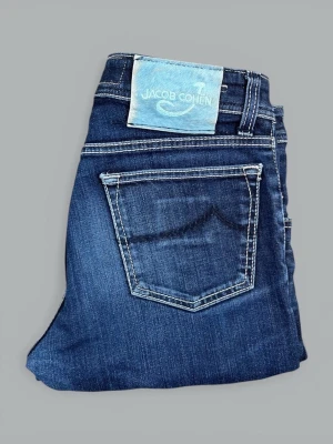 Mörkblå Jacob Cohën "622 COMFORT" Jeans | W29 - • The garment has been gently used and is in very good condition  • Size: W29  • Retail price: 5500 SEK / 522€  • Outer leg-length: 102 cm.