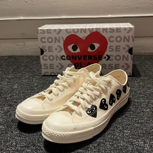 Converse x CDG Play vita sneakers - Säljer ett par vita Converse x Comme des Garçons skor! Skorna är i princip helt nya då jag råkade köpa fel storlek. Köpta för ca 1600kr från farfetch. Priset är inte hugget i sten och går att diskutera!