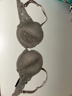 Grå behå  - Grå behå med blomm mönster 