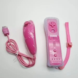 Wii Motion 2 in 1 Handkontroll med Nunchuk - Säljer en rosa Wii Motion Plus handkontroll med tillhörande nunchuk och handledsrem. Handkontrollen har klassisk form med D-pad, A-knapp, 1/2-knappar och HOME-knapp. Materialet är plast och färgen är stark rosa. Perfekt för dig som vill ha en unik och snygg spelupplevelse.