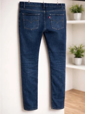  Levi's  jeans - Säljer ett par klassiska blå jeans från Levi's. Jeansen är i väldigt bra skick dessvärre har tyvärr patched lossnat!