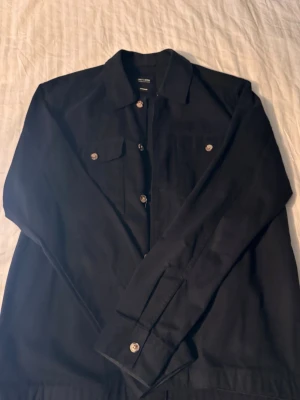 Only & sons - Hej! Säljer en fin only & sons overshirt som är i riktigt bra skicka st (S) Kom gärna med bud om priset inte passar dig!