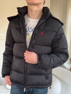 Svart pufferjacka från Ralph Lauren - modell: 182cm, 72kg sitter perfekt 