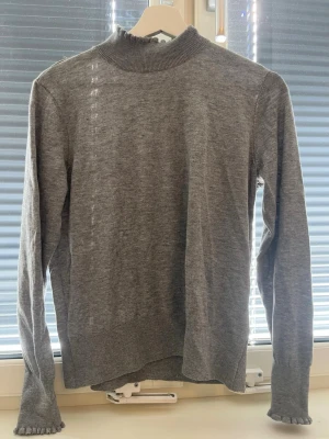 Grå polo tröja - Super snygg grå polotröja från HM. Säljer då den är lite stor på mig, storlek M. Nästan aldrig använd. Pris kan diskuteras och skriv vid frågor! ❣️