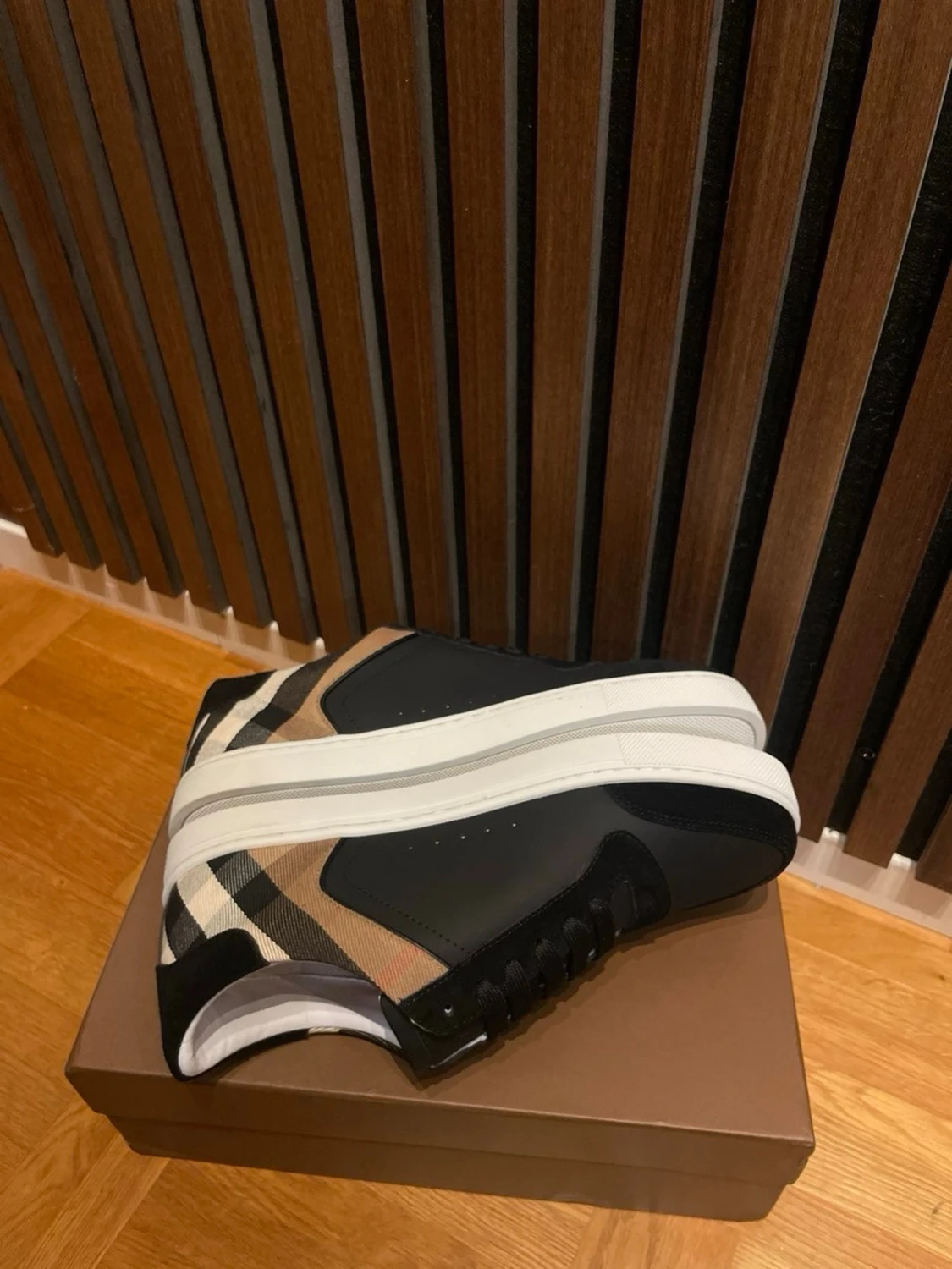 Burberry svarta sneakers med rutmönster - 2
