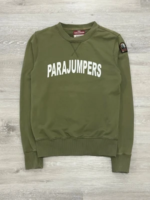 Parajumpers Sweatshirt – Size S - Selling this clean and stylish Parajumpers sweatshirt in excellent condition ✨ It has been worn only a few times, so it’s still very clean, well‑kept, and looks great. The item is 100% authentic, with the original sleeve patch.  Size: S Color: Olive Green 🫒  Measurements:  Length: 67 cm Width (pit to pit): 52 cm  I will ship it immediately after purchase 📦💨