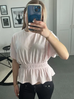 Rosa blus - Super söt blus från lager 157, den är i storlek XS. Knappt använd så den är i bra skick!! Kom med prisförslag 