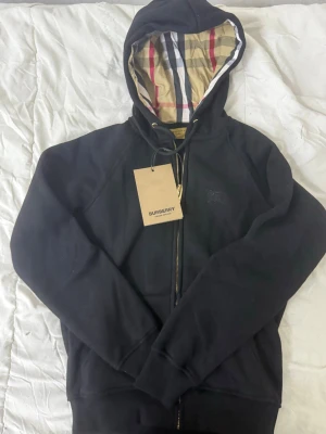  Burberry hoodie med dragkedja -  Säljer ett par helt nya Burberry hoodie , aldrig använda .