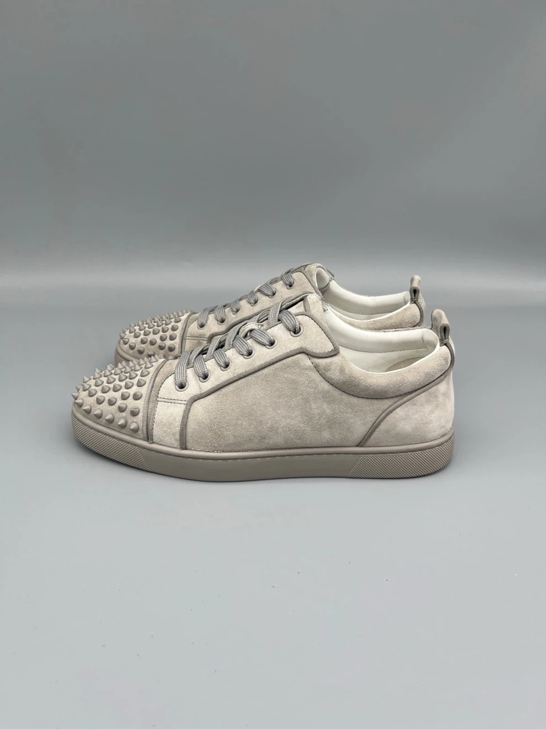 Louboutin skor i grå mocka med spikar 
