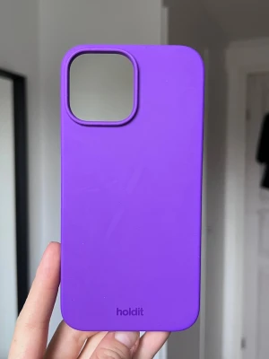Lila mobilskal från Holdit (iPhone 13 Pro Max) - Snyggt lila mobilskal från Holdit till iPhone 13 Pro Max i mjukt silikonmaterial. Skalet är stilrent och har en matt finish.