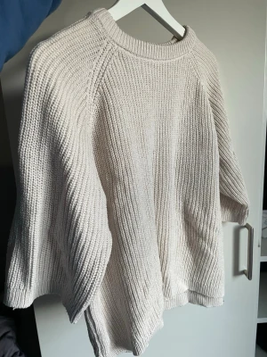 Två stickade olika färger - Säljer två stickade likadana tröjor i olika färg. Oversized storlek. Bra skick. Ena är ljusbeige och den andra är mer brunbeige färg. 60 kr per tröja 