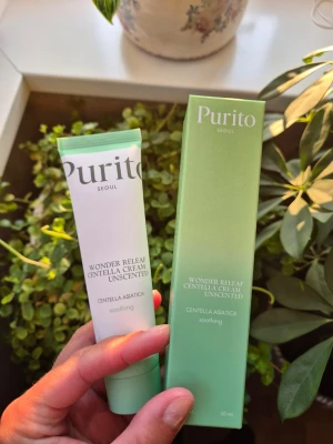 Purito Centella Cream Unscented - Purito Wonder Releaf Centella Cream Unscented är en lugnande ansiktskräm med Centella Asiatica. Perfekt för dig som vill ha en mild och återfuktande hudvårdsprodukt från ett populärt koreanskt märke. Ca hälften kvar i tuben.