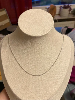 Silverkedja  - Silverkedja med justerbar längd. 40 cm + ca. 4 cm förlängningskedja. Passar alla mina berlocker. Rostfritt kirurgiskt stål och nickelfritt! Antal kvar: 2st