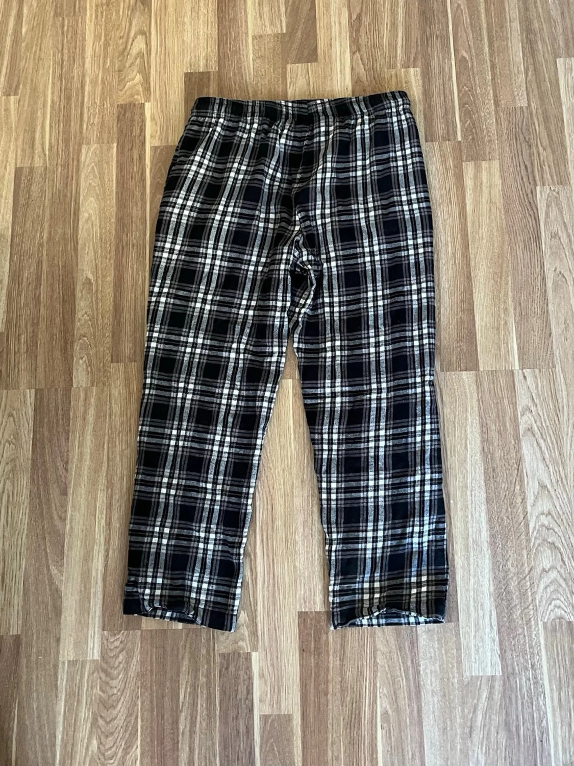 Rutiga pyjamasbyxor i svart, grått och vitt - 1